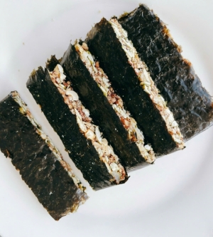 Thanh rong biển kẹp hạt (bịch 500gr) 24 thanh Thanh rong biển kẹp hạt (bịch 500gr) 24 thanh